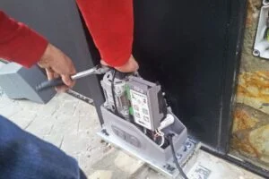 montaje del motor corredizo en la puerta corredera