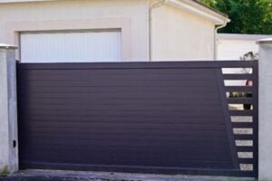 es mejor una puerta coreedera o abatible