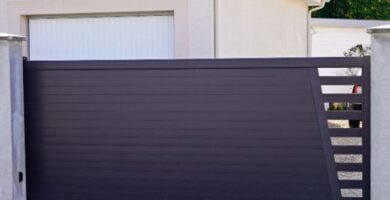 es mejor una puerta coreedera o abatible