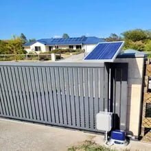 Abridor-automatico-de-puerta-corredera-con-energia-Solar-baterias-placas-garaje-cancela