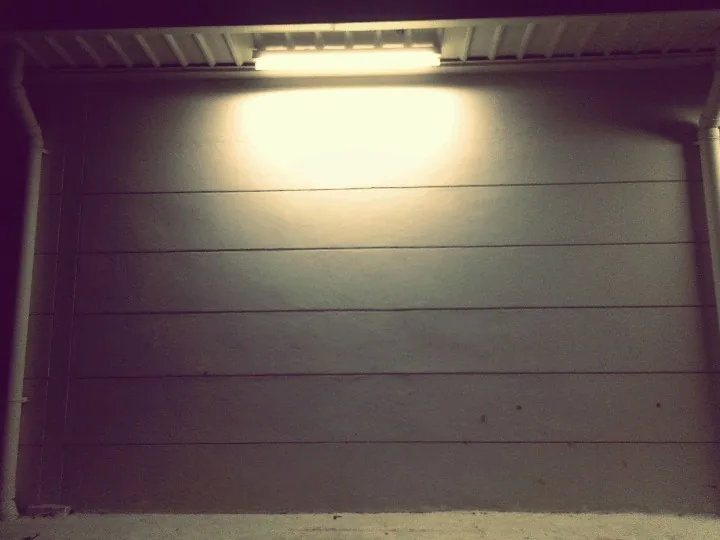 Cómo instalar luces automáticas en tu sistema de puerta