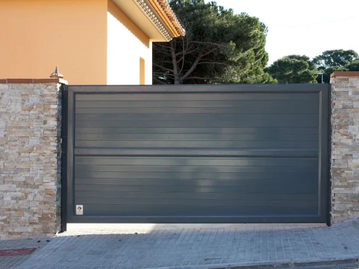 Mantenimiento y cambio de ruedas y rodamientos para puertas correderas